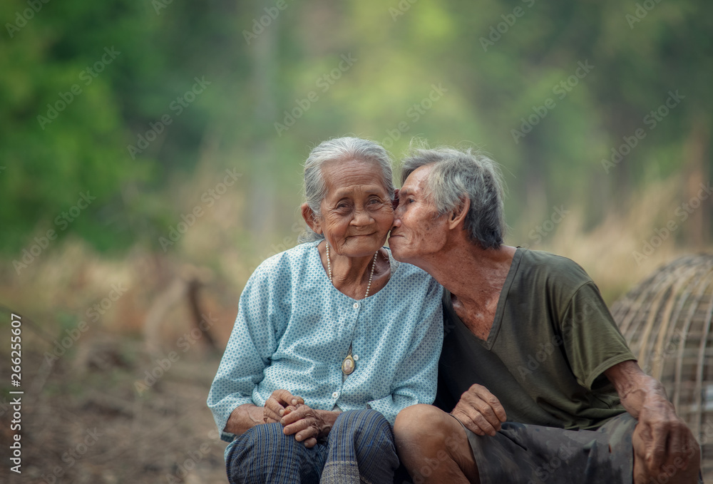 一名老年男子在农村亲吻他的女人。