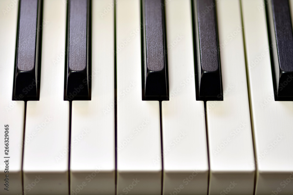 数字钢琴的键，柔和的聚焦，一个人即兴创作和创造力的创造性情绪。迷笛