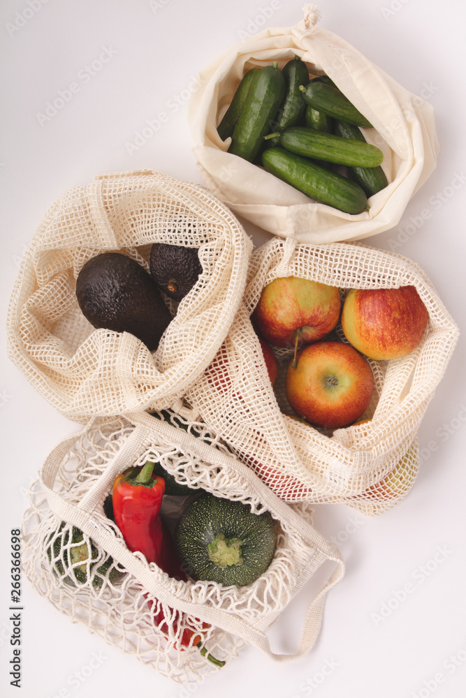 棉花生态袋中的新鲜有机水果和蔬菜