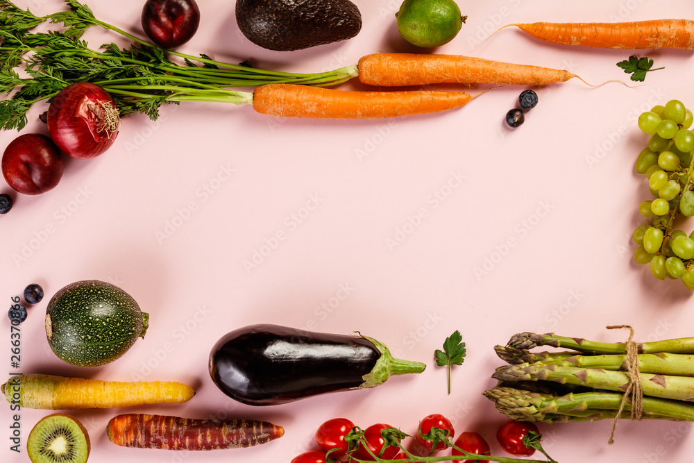 粉红色背景的水果和蔬菜，平面布置，俯视图
