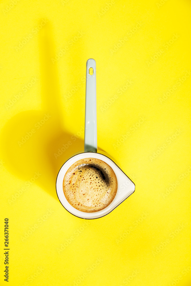 黄色背景咖啡，平面布置，俯视图