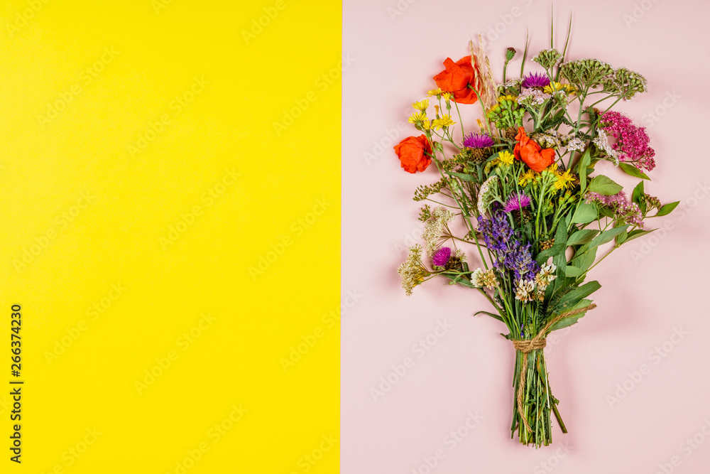 粉色和黄色背景的野花花束