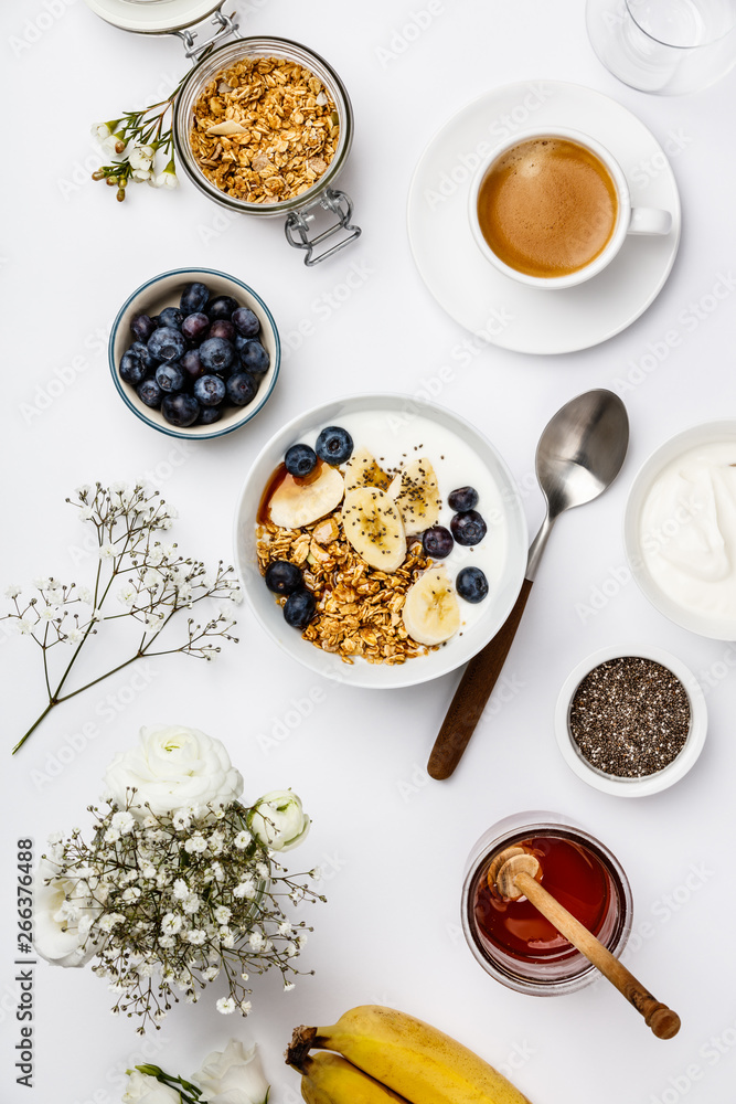 含格兰诺拉麦片、酸奶、咖啡、水果和奇亚籽的健康早餐