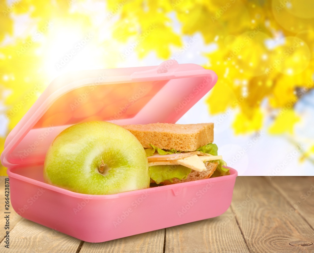 背景上有一个苹果的午餐盒