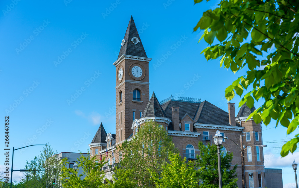 阿肯色州费耶特维尔历史悠久的华盛顿县法院大楼，大学大道，阳光明媚的夏天d