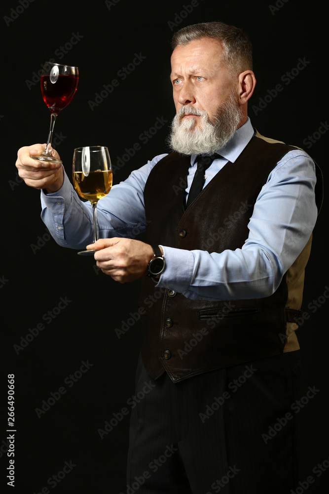 深色背景下优雅成熟的侍酒师肖像