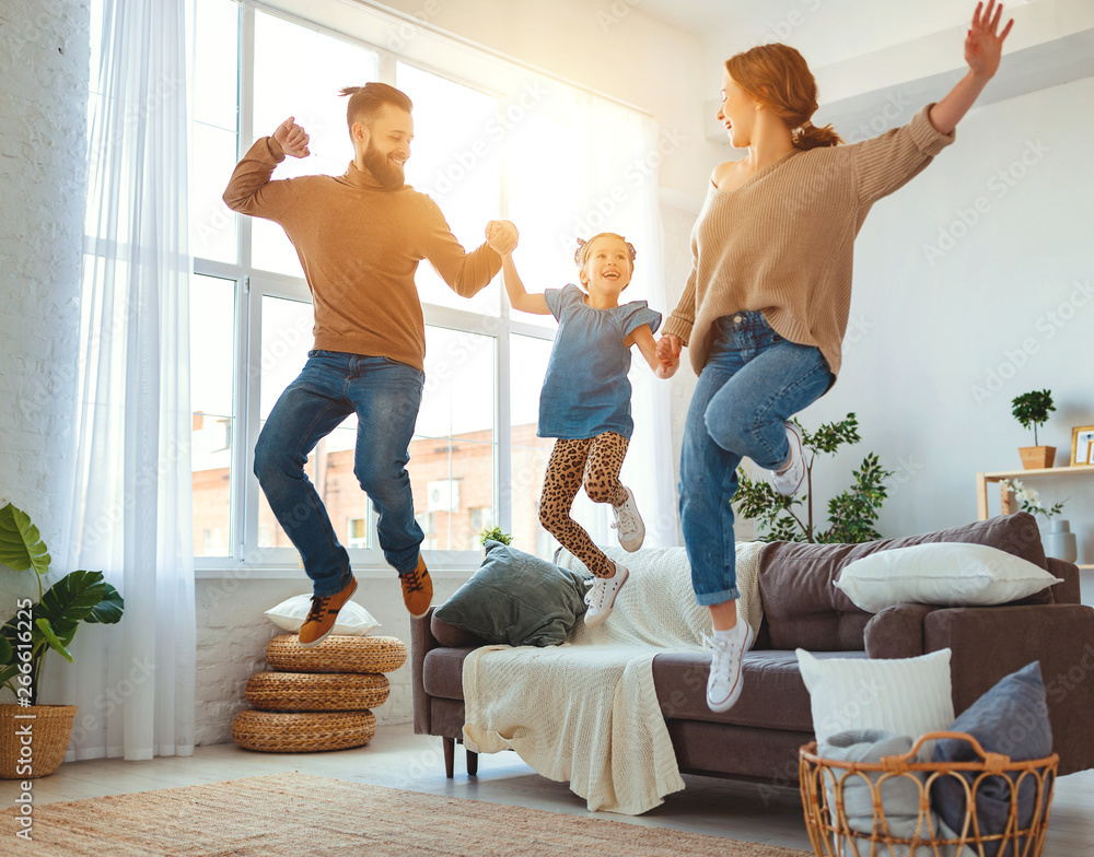 幸福的家庭母亲父亲和孩子女儿在家跳舞。