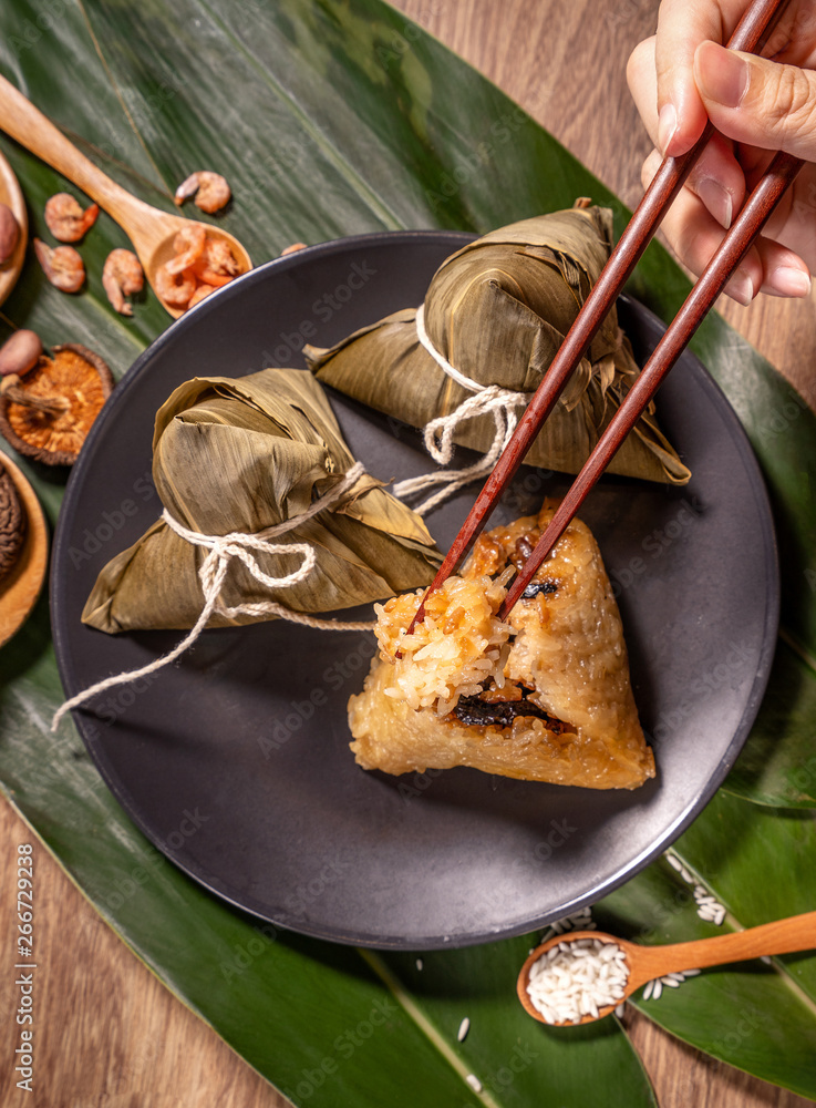粽子，女人在木桌上吃蒸饺，端午节端午节食物