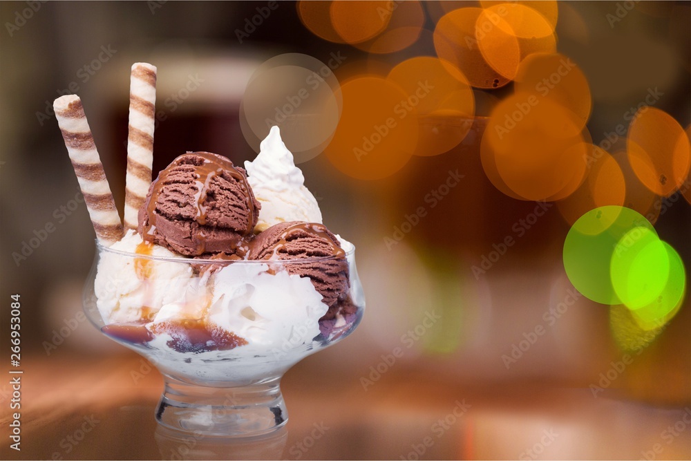 美味的冰淇淋甜点配生奶油和樱桃