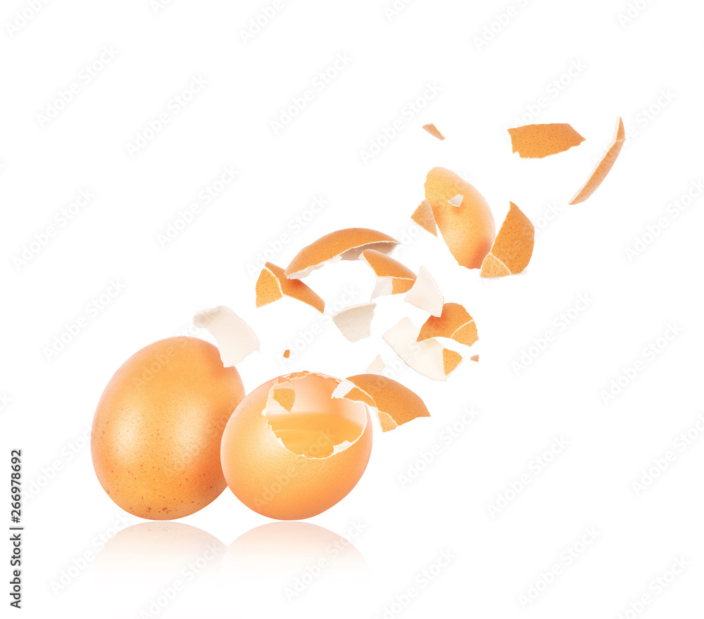 白色背景下分离的完整鸡蛋和碎鸡蛋特写