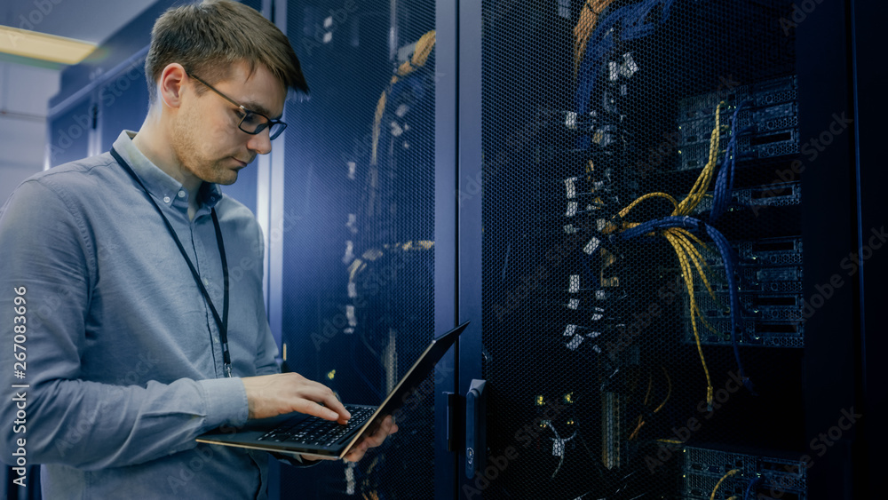 在数据中心，IT工程师在工作前站在服务器机架上进行例行维护检查和直径