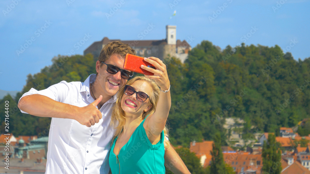 特写：快乐的游客在为他们的旅游博客自拍时摆出姿势。