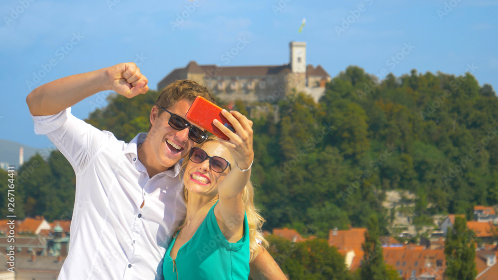 特写：卢布尔雅那一对兴高采烈的游客夫妇在屋顶上拍摄视频日志。