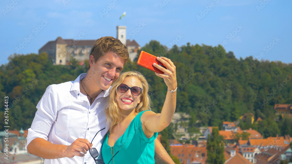 特写：年轻的旅游博主在卢布尔雅那的屋顶上拍摄视频日志。