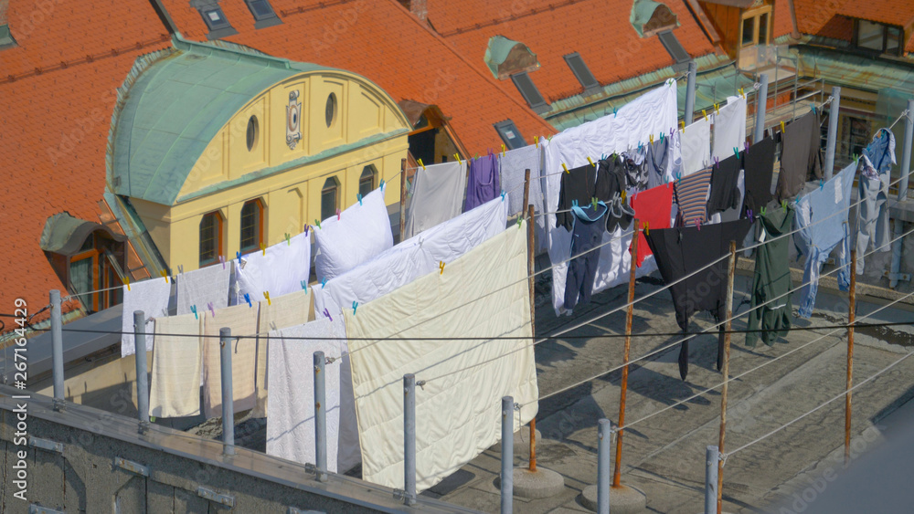 无人机：在卢布尔雅那的屋顶上，在装满衣物的晾衣绳上飞行。