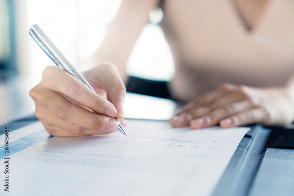 商业投资者女性成功交易合同与纸签特写手持笔签合同