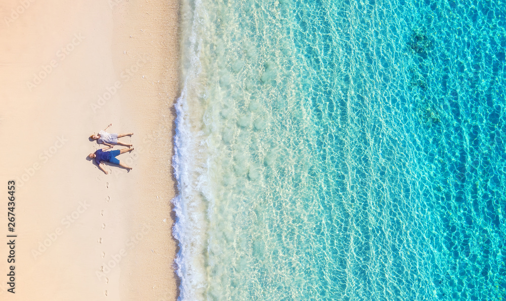 印度尼西亚巴厘岛海滩上一对情侣的鸟瞰图。度假和冒险。海滩和海滩