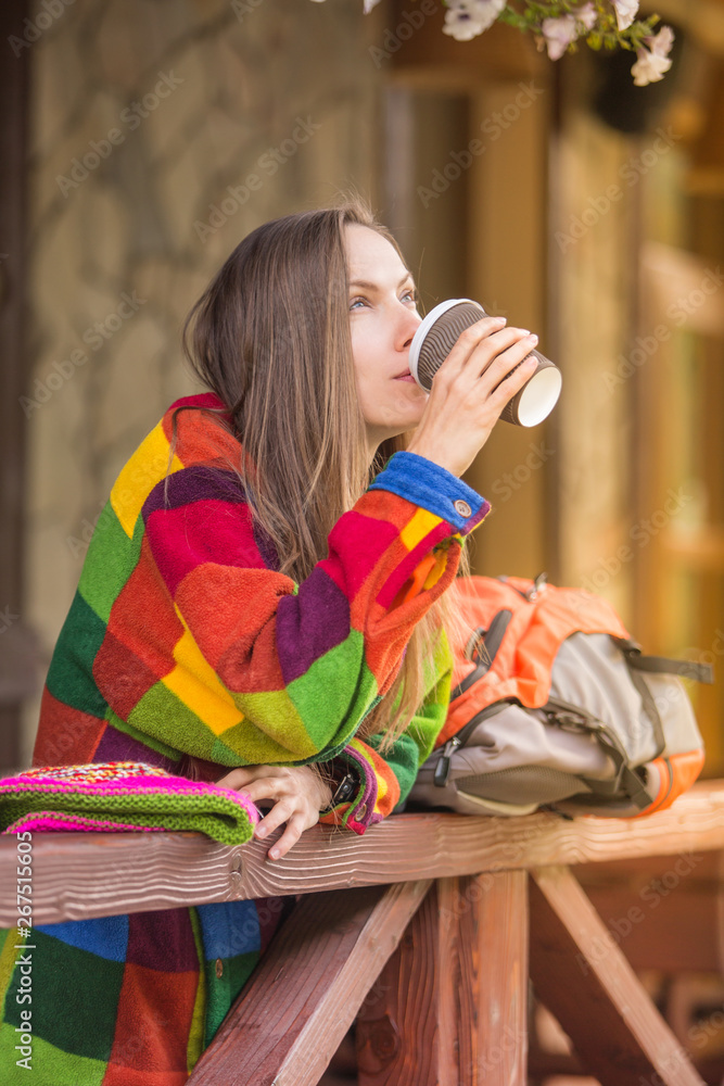 春天或秋天旅行的女人享受早晨的咖啡