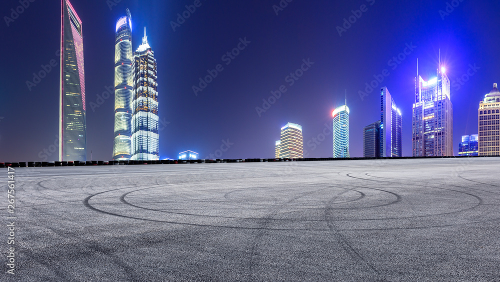 沥青赛道和上海夜晚的现代天际线和建筑，全景