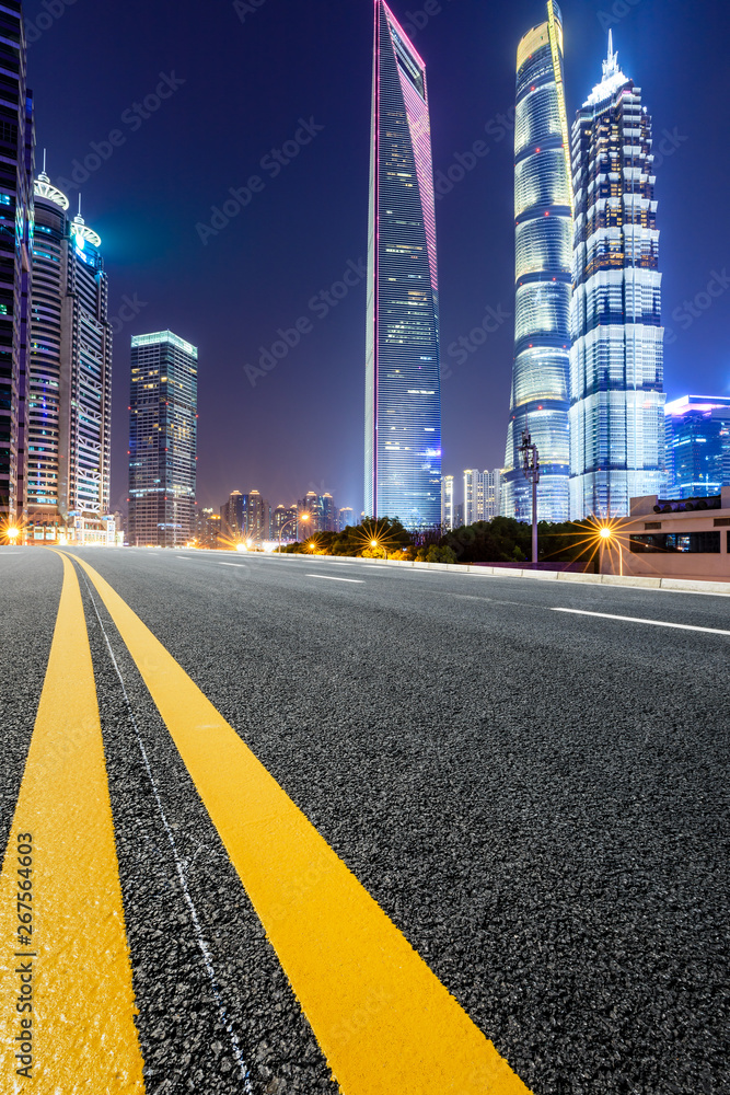 上海现代商业办公楼和空旷的沥青公路夜晚