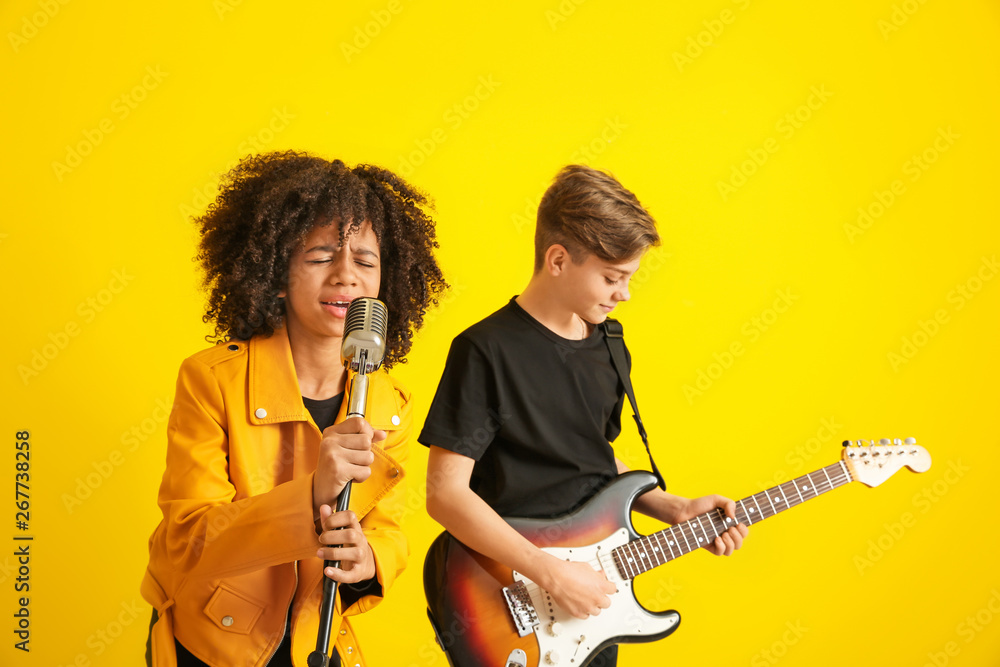 青少年音乐家在彩色背景下演奏