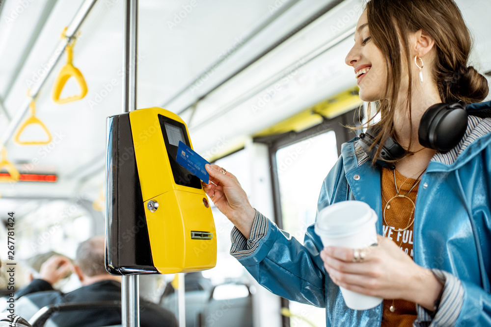 女子无条件使用银行卡支付电车公共交通费用