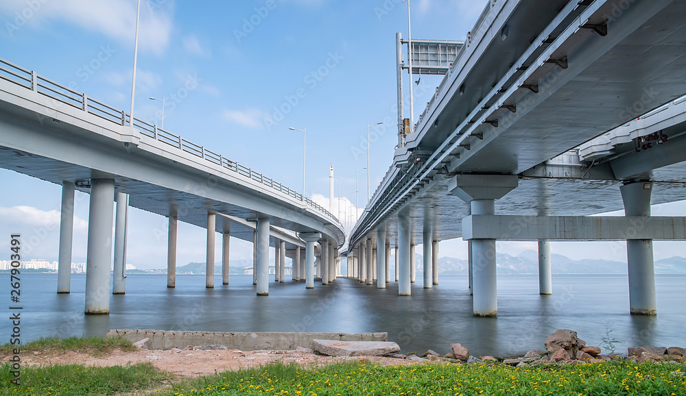 广东省深圳湾公路大桥桥墩结构桥梁施工，C