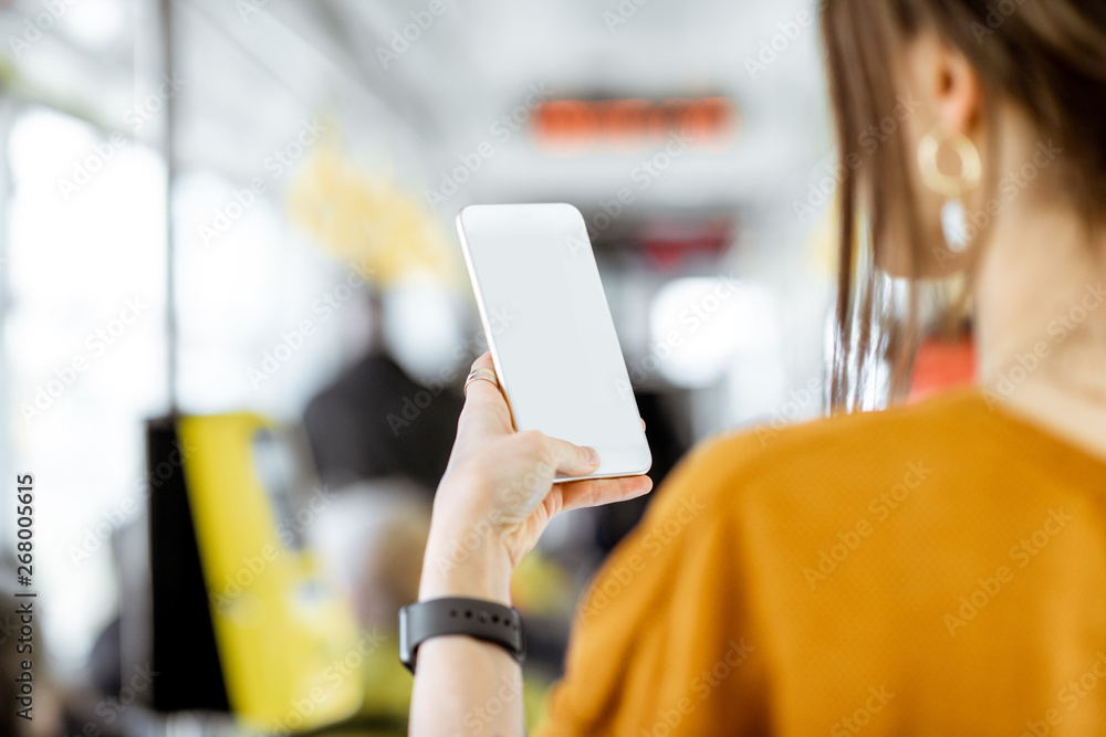 站在电车里拿着空屏幕手机复制粘贴的女人