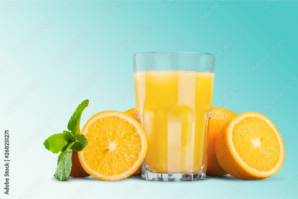 背景是橙汁和橙子片