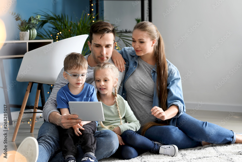 快乐的一家人在家看动画片
