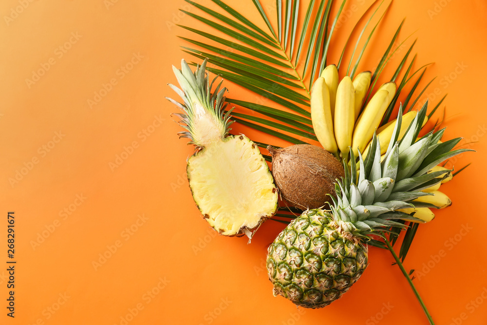 在彩色背景上成熟的菠萝、香蕉和椰子