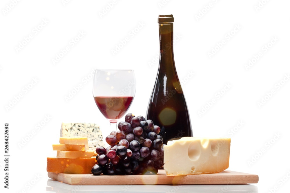木盘上的酒瓶、酒杯、奶酪和葡萄