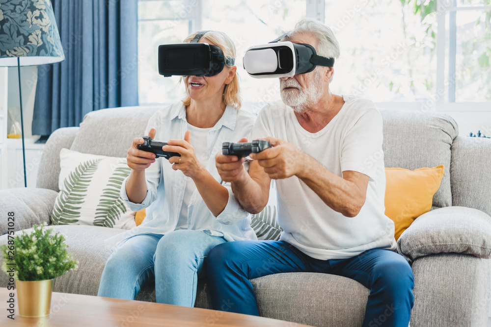 资深情侣喜欢在家玩VR 3D游戏