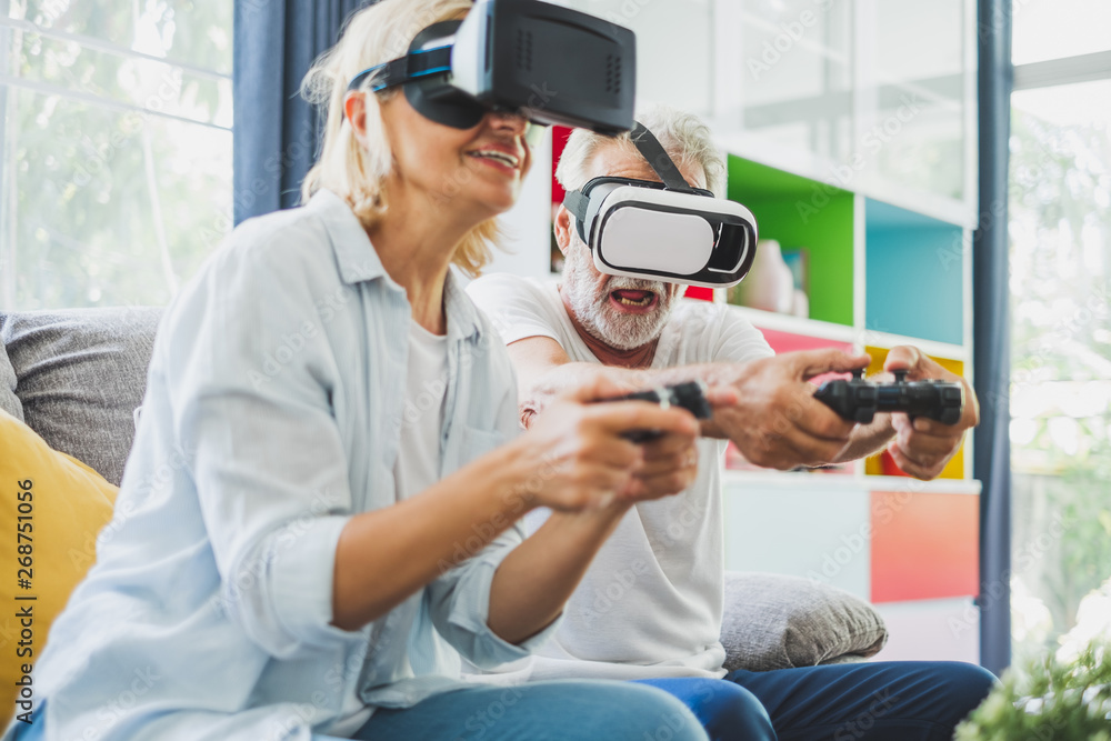 资深情侣喜欢在家玩VR 3D游戏