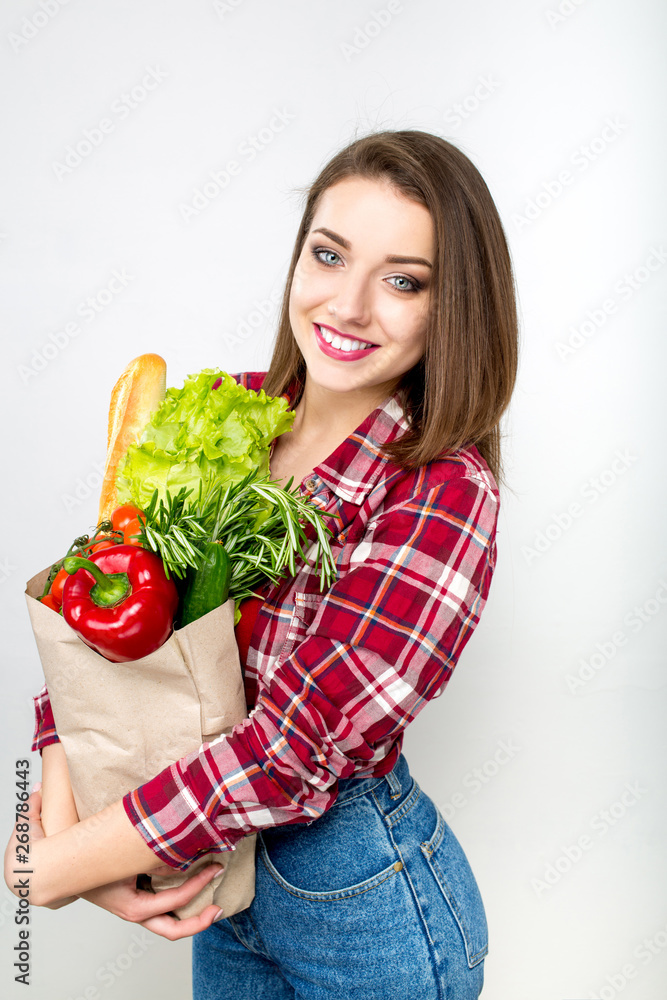 微笑快乐的女人享受购物超市，环保袋装蔬菜