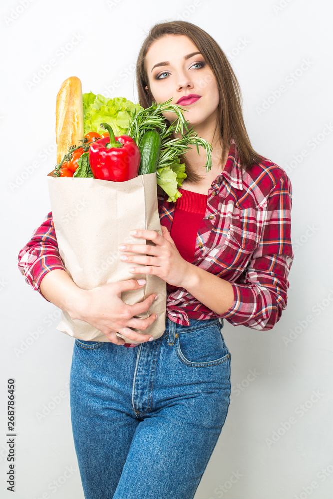 微笑快乐的女人喜欢购物超市，环保袋里装着蔬菜