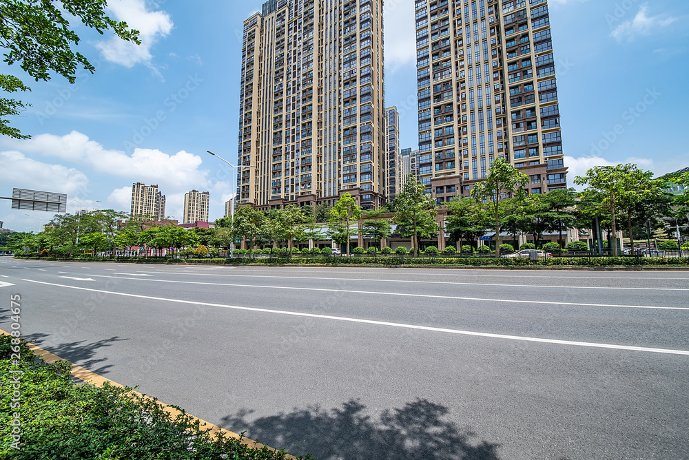 深圳城市建筑与空旷的城市交通路面