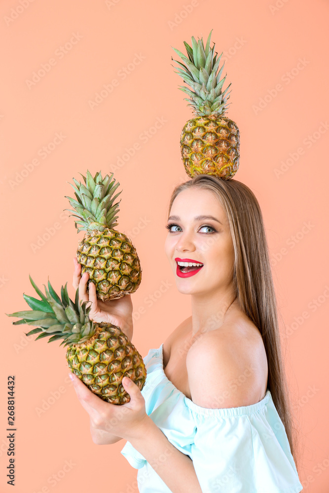 美丽的年轻女人，背景是菠萝