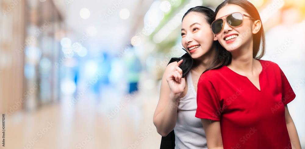 美丽快乐的亚洲女孩拿着外套，戴着太阳眼镜，享受夏日旅行的概念