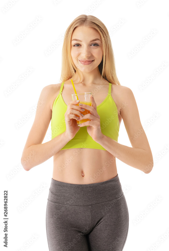 运动型年轻女子，白底配一杯果汁