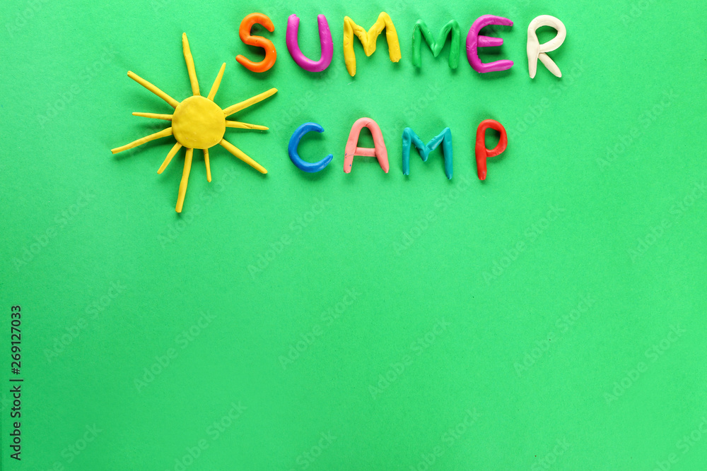 文字夏令营和彩色背景上由橡皮泥制成的太阳