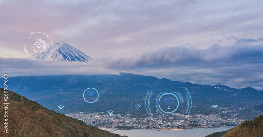 带wifi图标的富士景观覆盖城市和乡村地区