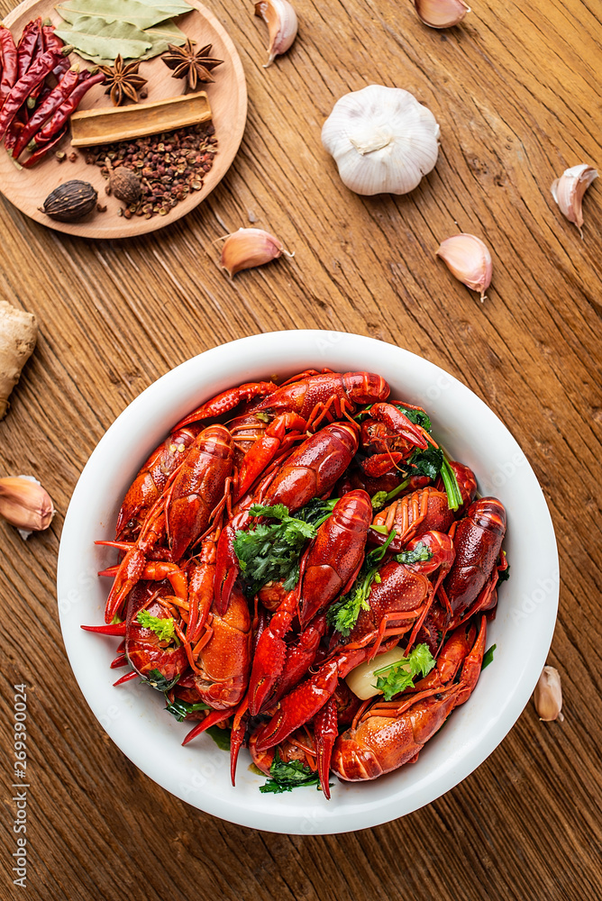 中国菜配一碗鲜红色美味麻辣小龙虾