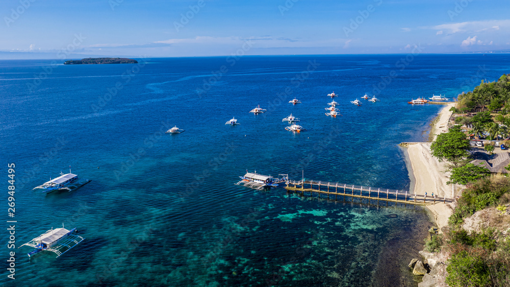 俯瞰菲律宾宿务奥斯洛布的海湾和海岸，这是浮潜和水肺驾驶的最佳场所