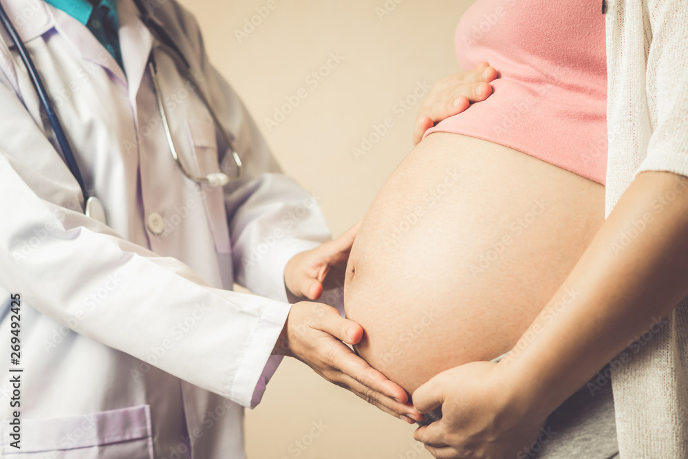 快乐孕妇到医院或诊所看妇科医生做妊娠咨询
