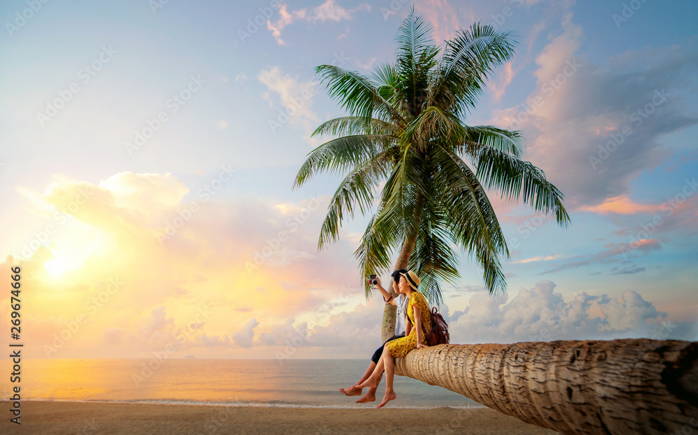 亚洲情侣在Kho Mak岛椰子树上自拍