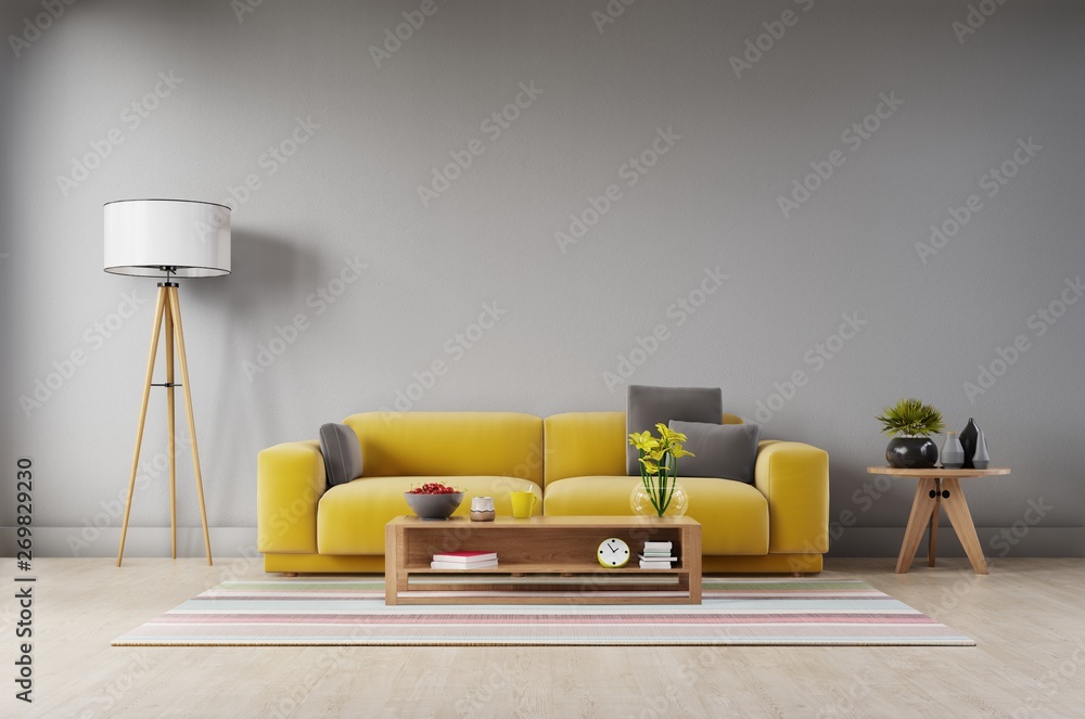 客厅配有织物黄色沙发、黄色扶手椅、灯和绿色植物，花瓶放在深色墙壁背面。