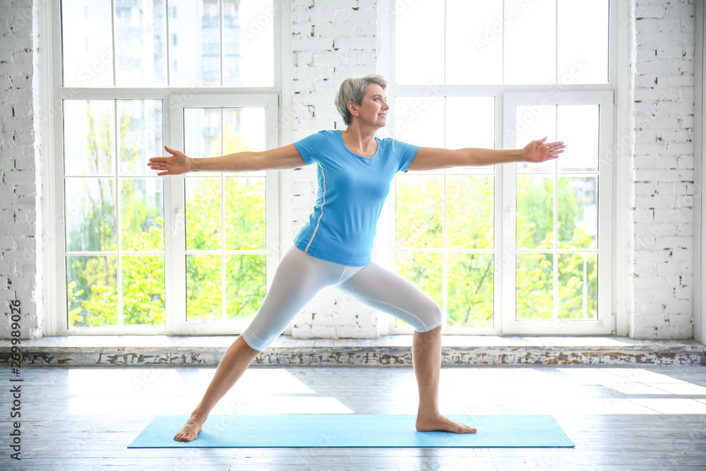 运动型成熟女性在家练习瑜伽