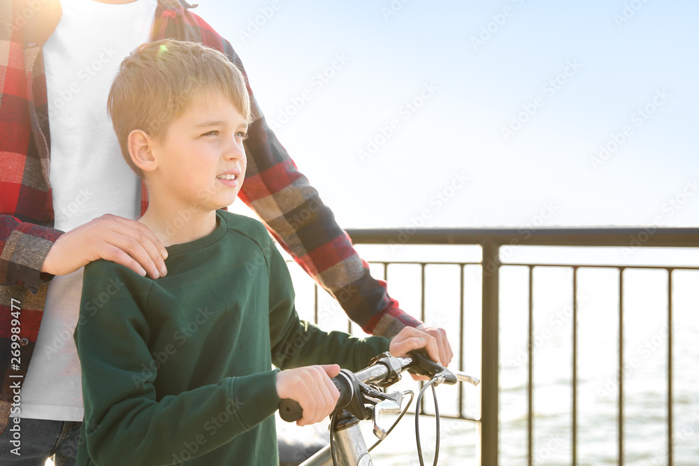 父亲和儿子在户外骑自行车