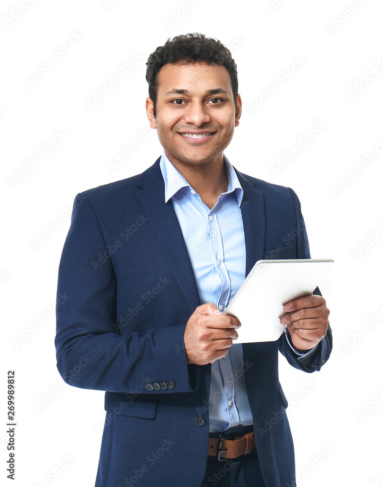 白底平板电脑的英俊商人肖像